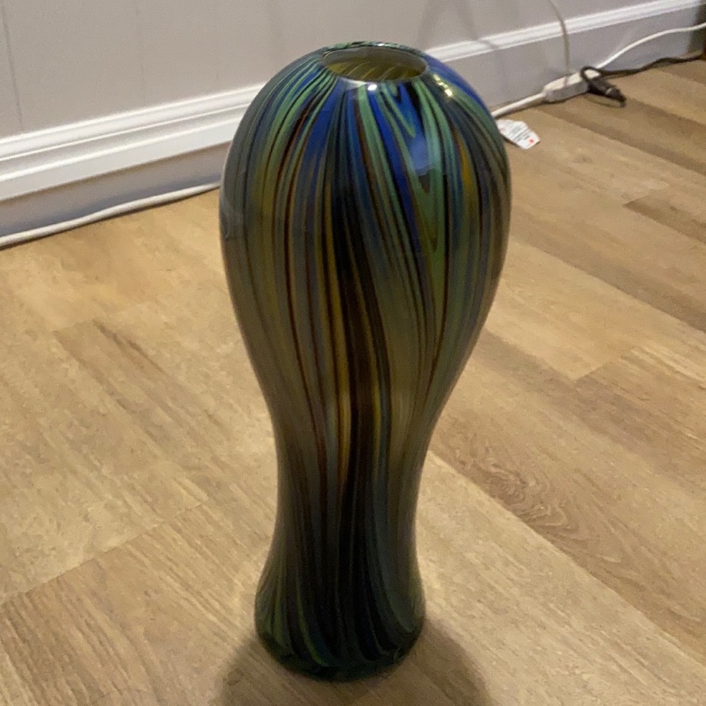 Beautiful Tozai Home hand blown glass vase